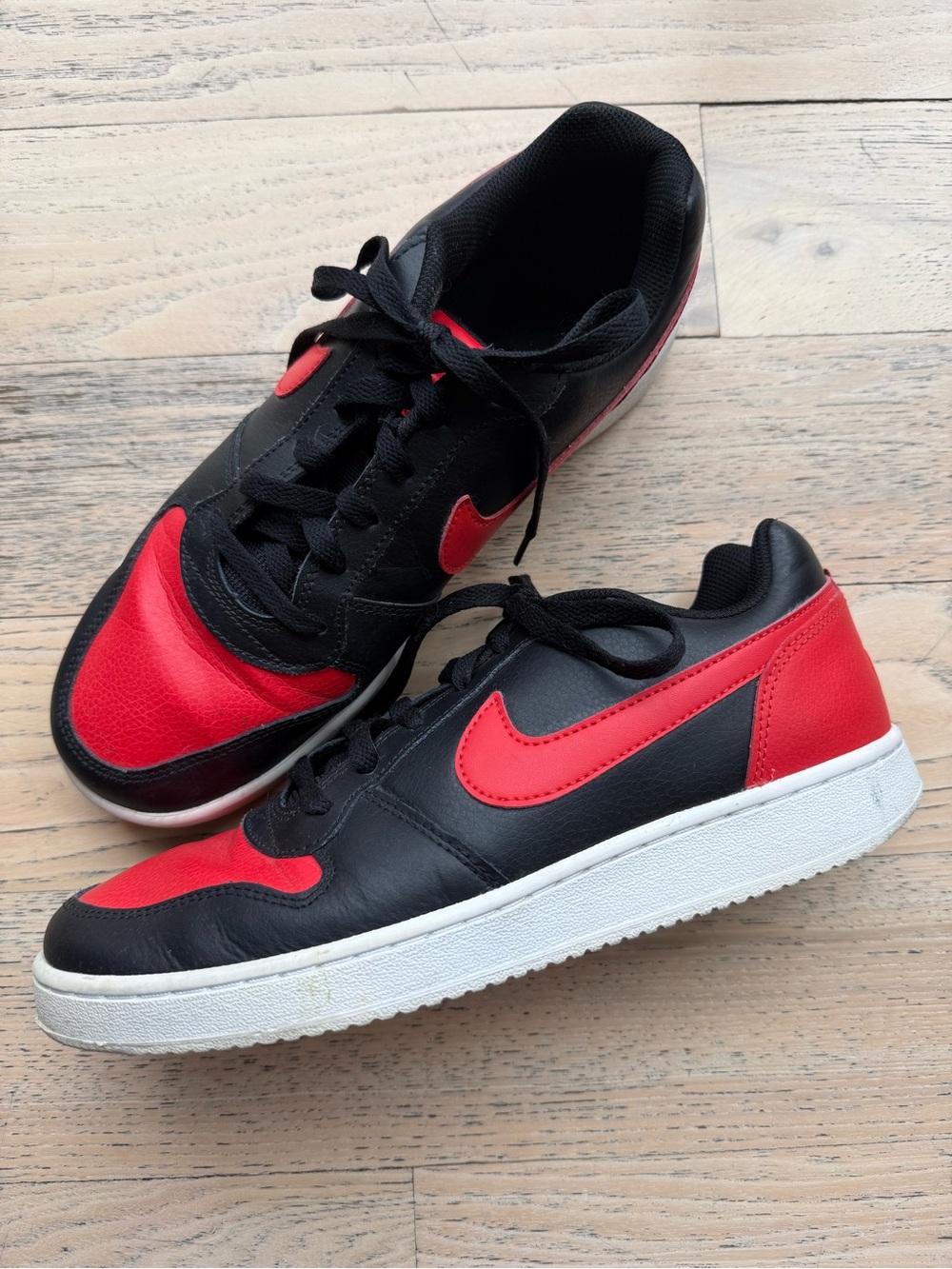 Nike Men’s 8.5 Black and Red Court-Style Sneakers